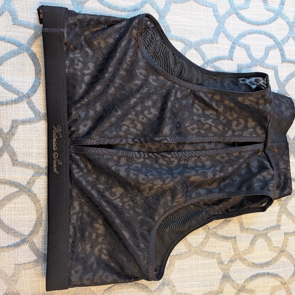 Victoria Secret Black Halter Crop Top W/ Cheetah Design. Size Large - Picture 4 of 6